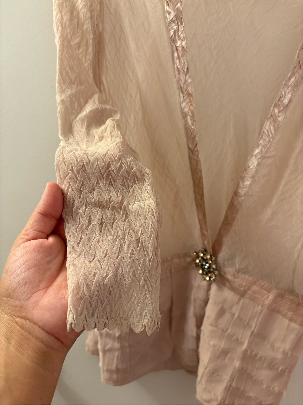 Komarov Blush Beige Sheer Evening Jacket with Jeweled Brooch EUC PtP 20/L 25 PM - Picture 6 of 10